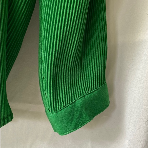 PrettyLittleThing Emerald Button-Down Shirt - Picture 4 of 11